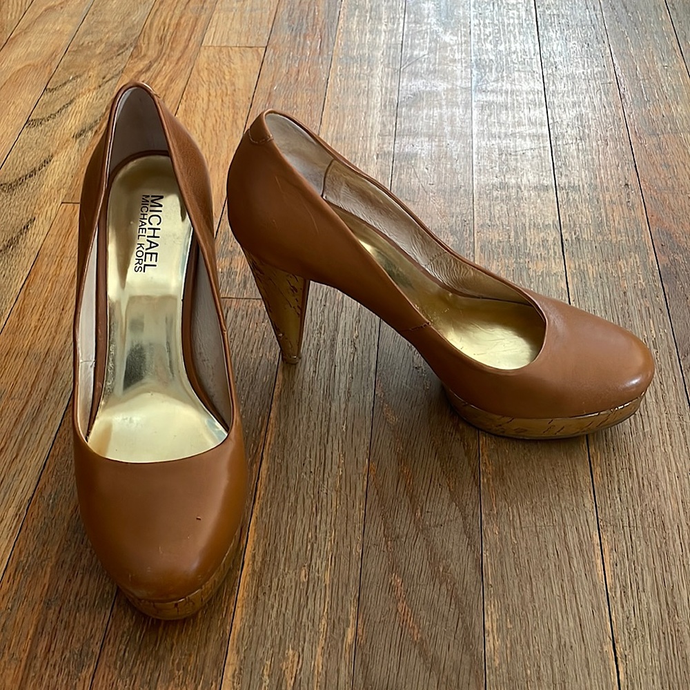 Michael Kors Cognac & Gold Pumps